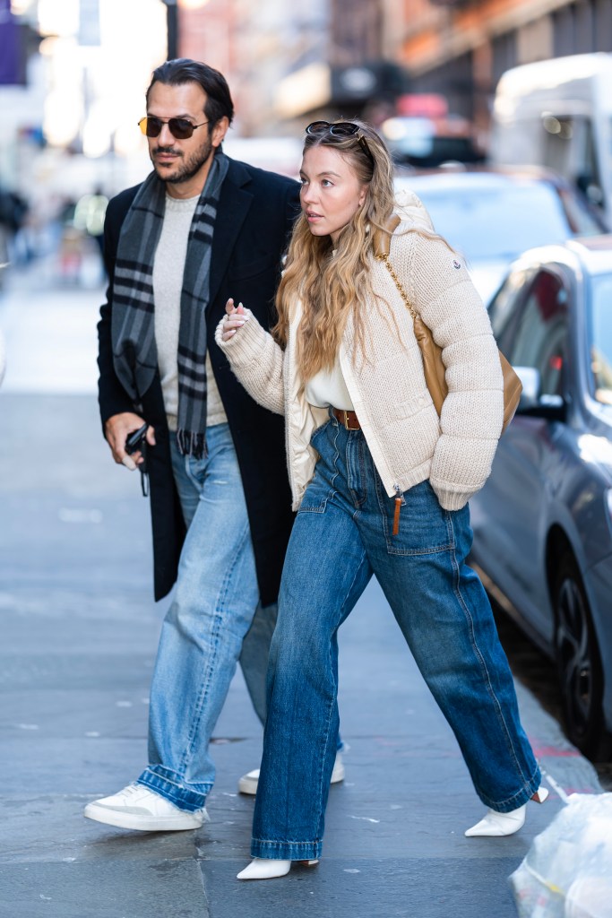  Jonathan Davino (L) and Sydney Sweeney are seen in SoHo on December 14, 2024 in New York City. (Photo by TheStewartofNY/GC Images)