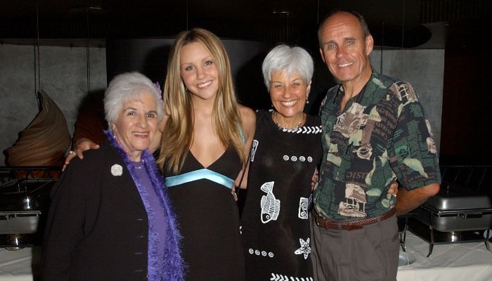 Beryl TV amanda-bynes-parents-embed Her Mom Lynn and Dad Rick – Hollywood Life Entertainment 