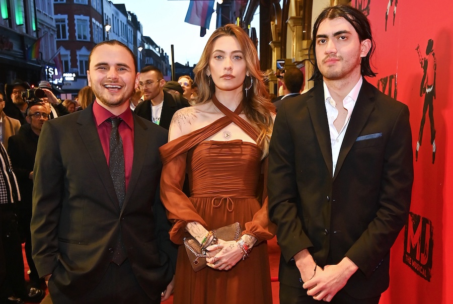 Prince Jackson, Paris Jackson e Bigi Jackson, também conhecido como Blanket Jackson, comparecem à apresentação noturna de imprensa de "MJ: O musical" no Prince Edward Theatre em 27 de março de 2024 em Londres, Inglaterra.  (Foto de Alan Chapman/Dave Benett/Getty Images)