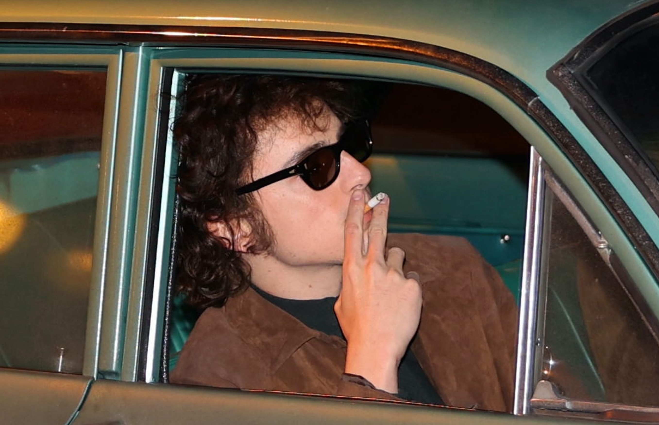 Timothée Chalamet fuma un cigarrillo en el set de la película de Bob Dylan en un nuevo vídeo