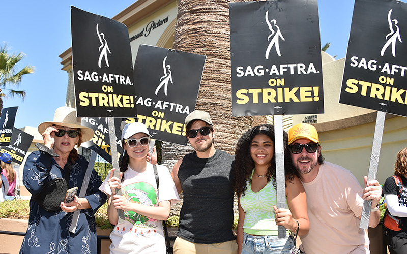 The cast of iCarly participates in the 2023 SAG-AFTRA and WGA strikes