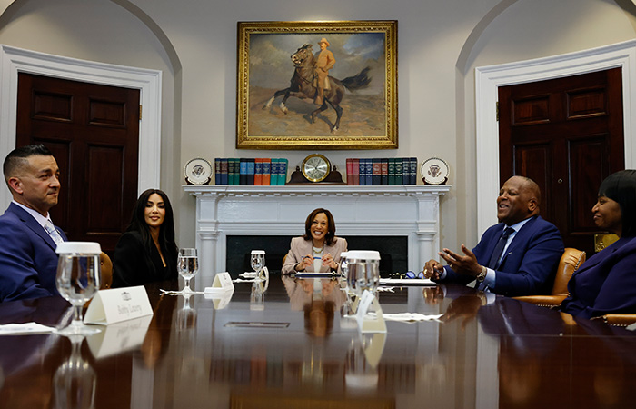 Kim Kardashian y la presidenta Kamala Harris en la Casa Blanca