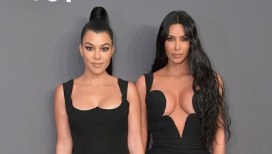 Kourtney Kardashian und ihre Schwester Kim Kardashian tragen schwarze Kleider