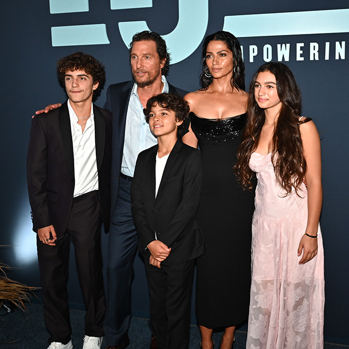 Matthew McConaughey em festa de gala com sua esposa Camila Alves e seus filhos