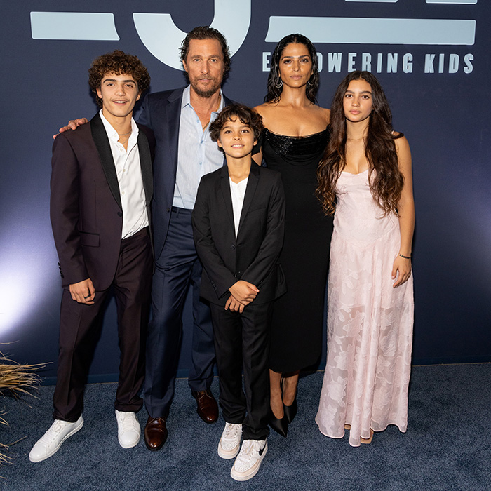 Matthew McConaughey em um evento de arrecadação de fundos com sua esposa e filhos