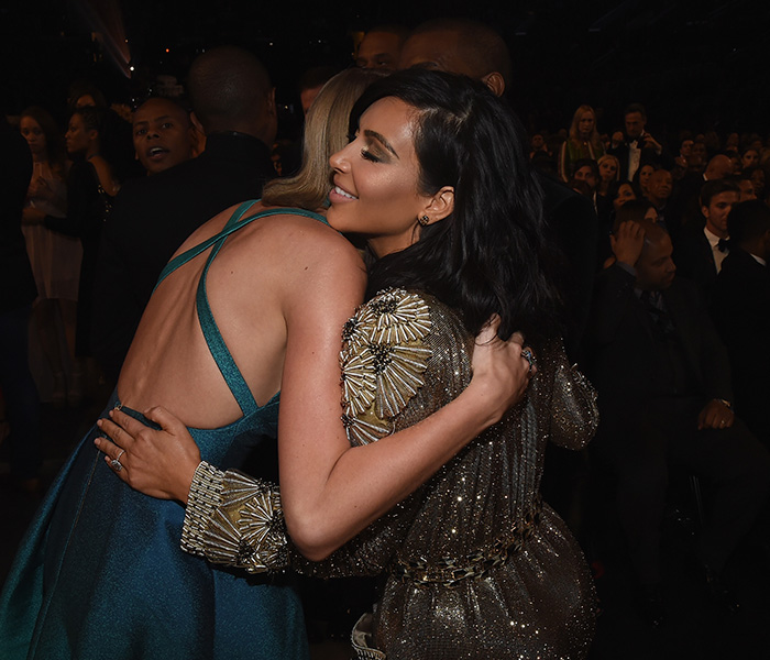 Taylor Swift abraçando Kim Kardashian
