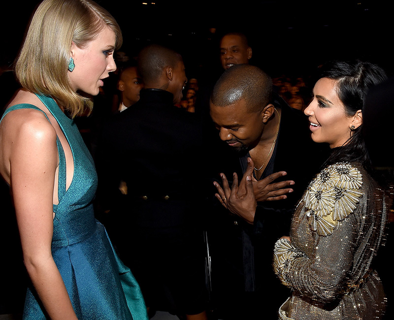 Taylor Swift conversando com Kanye West e Kim Kardashian
