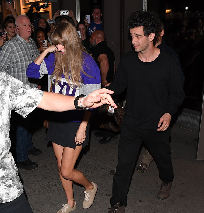 Taylor Swift saindo de uma festa com Matty Healy 