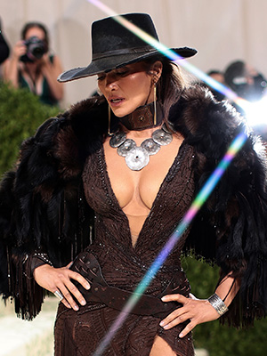 NEW YORK, NEW YORK - SEPTEMBER 13: (EDITORS NOTE: This image was created using a starburst filter) Jennifer Lopez attends The 2021 Met Gala Celebrating In America: A Lexicon Of Fashion at Metropolitan Museum of Art on September 13, 2021 in New York City. (Photo by Dimitrios Kambouris/Getty Images for The Met Museum/Vogue )