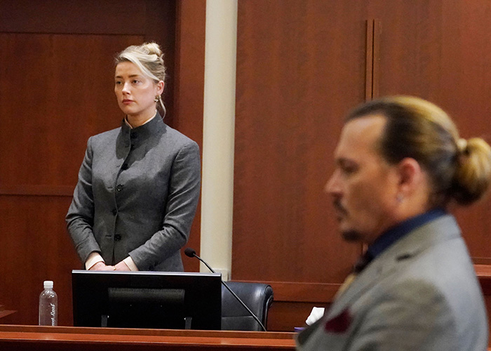 Amber Heard e Johnny Depp em tribunal