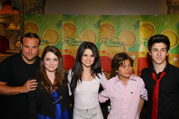 NEW YORK - SEPTEMBER 06:  (L-R) Actors David DeLuise, Jennifer Stone, Selena Gomez, Jake T. Austin and David Henrie cast of "Wizards of Waverly Place" visits the World of Disney on September 6, 2008 in New York City.  (Photo by Michael Tran/FilmMagic)