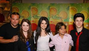 NEW YORK - SEPTEMBER 06:  (L-R) Actors David DeLuise, Jennifer Stone, Selena Gomez, Jake T. Austin and David Henrie cast of "Wizards of Waverly Place" visits the World of Disney on September 6, 2008 in New York City.  (Photo by Michael Tran/FilmMagic)