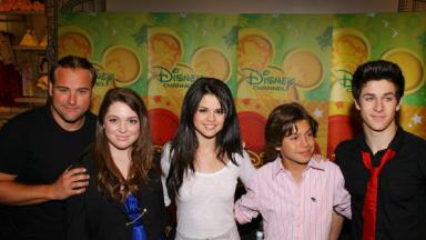 NEW YORK - SEPTEMBER 06:  (L-R) Actors David DeLuise, Jennifer Stone, Selena Gomez, Jake T. Austin and David Henrie cast of "Wizards of Waverly Place" visits the World of Disney on September 6, 2008 in New York City.  (Photo by Michael Tran/FilmMagic)