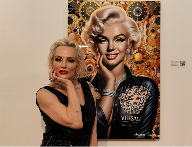 Um convidado posa ao lado de 'Marilyn Monroe No. 03' de Marko Stout na Anita Rodgers Gallery, em Nova York, capturando a essência do glamour de Hollywood.