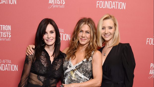 BEVERLY HILLS, CALIFORNIA - NOVEMBER 07: (L-R) Courteney Cox, winner of the 'Artists Inspiration Award' Jennifer Aniston and Lisa Kudrow attend SAG-AFTRA Foundation's 4th Annual Patron of the Artists Awards at Wallis Annenberg Center for the Performing Arts on November 07, 2019 in Beverly Hills, California. (Photo by Gregg DeGuire/Getty Images for SAG-AFTRA Foundation)