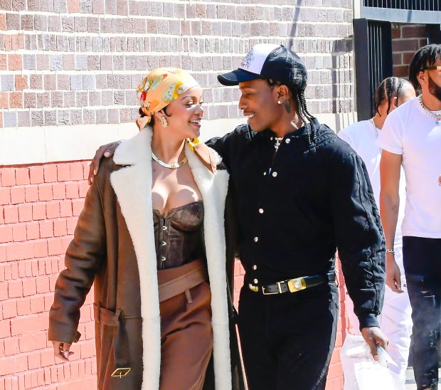 NOVA YORK, NY - 10 DE JULHO: Rihanna (E) e A$AP Rocky são vistos filmando um videoclipe no Bronx em 10 de julho de 2021 na cidade de Nova York. (Foto de Raymond Hall/GC Images)