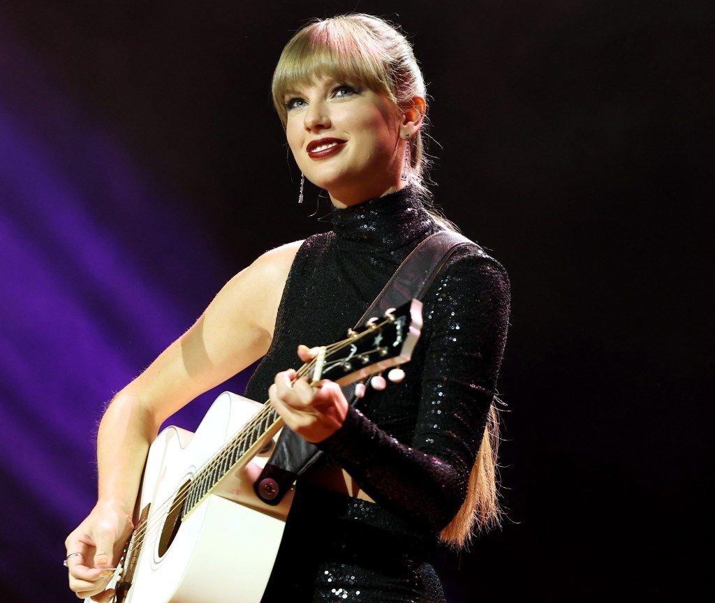 NASHVILLE, TENNESSEE - SEPTEMBER 20: NSAI Songwriter-Artist of the Decade honoree, Taylor Swift performs onstage during NSAI 2022 Nashville Songwriter Awards at Ryman Auditorium on September 20, 2022 in Nashville, Tennessee. (Photo by Terry Wyatt/Getty Images)