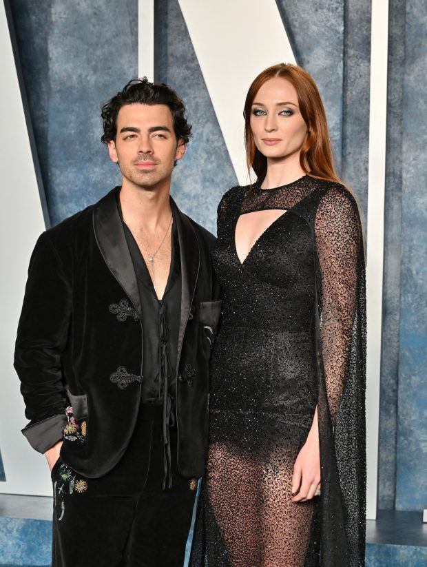 BEVERLY HILLS, CALIFÓRNIA - 12 DE MARÇO: Joe Jonas e Sophie Turner comparecem à festa do Oscar da Vanity Fair de 2023, organizada por Radhika Jones no Wallis Annenberg Center for the Performing Arts em 12 de março de 2023 em Beverly Hills, Califórnia. (Foto de Axelle/Bauer-Griffin/FilmMagic)