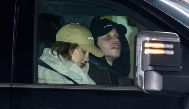 FILADÉLFIA, PENSILVÂNIA - 28 DE JANEIRO: A atriz Madelyn Cline e o comediante/ator Pete Davidson são vistos saindo do show de comédia de Pete Davidson em 28 de janeiro de 2024 na Filadélfia, Pensilvânia. (Foto de Gilbert Carrasquillo/GC Images)