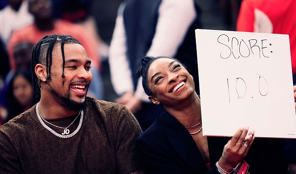 HOUSTON, TEXAS - JANUARY 29: Simone Biles and Jonathan Owens attend a game between the Houston Rockets and the Los Angeles Lakers at Toyota Center on January 29, 2024 in Houston, Texas. NOTE TO USER: User expressly acknowledges and agrees that, by downloading and or using this photograph, User is consenting to the terms and conditions of the Getty Images License Agreement.  (Photo by Carmen Mandato/Getty Images)