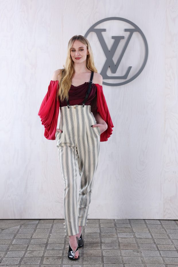 PARIS, FRANÇA - 05 DE MARÇO: Sophie Turner comparece ao desfile de moda feminina outono/inverno 2024-2025 da Louis Vuitton como parte da Paris Fashion Week em 05 de março de 2024 em Paris, França. (Foto de Pascal Le Segretain/Getty Images para Louis Vuitton)