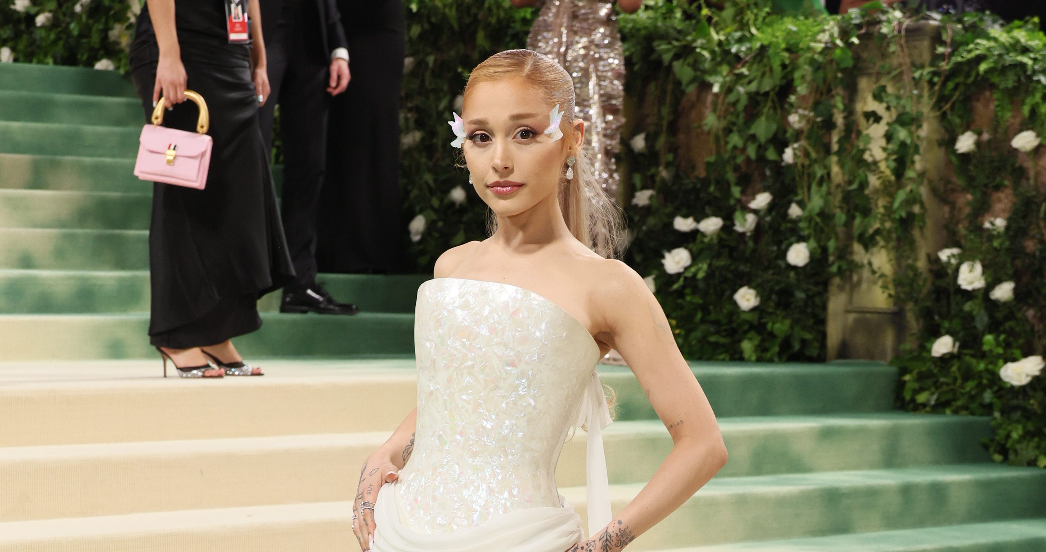 Ariana Grande addresses Glinda’s voice breaking comments – Hollywood Life