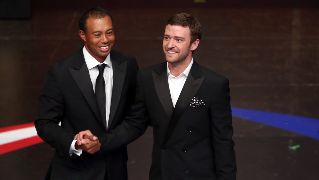 ROSEMONT, IL - SEPTEMBER 26:  Tiger Woods of the USA tallks with Justin Timberlake during the 39th Ryder Cup gala at Akoo Theatre at Rosemont on September 26, 2012 in Rosemont, Illinois.  (Photo by Andrew Redington/Getty Images)