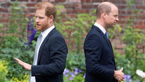 TOPSHOT - Britain's Prince Harry, Duke of Sussex (L) and Britain's Prince William, Duke of Cambridge attend the unveiling of a statue of their mother, Princess Diana at The Sunken Garden in Kensington Palace, London on July 1, 2021, which would have been her 60th birthday. Princes William and Harry set aside their differences on Thursday to unveil a new statue of their mother, Princess Diana, on what would have been her 60th birthday. (Photo by Dominic Lipinski / POOL / AFP) (Photo by DOMINIC LIPINSKI/POOL/AFP via Getty Images)