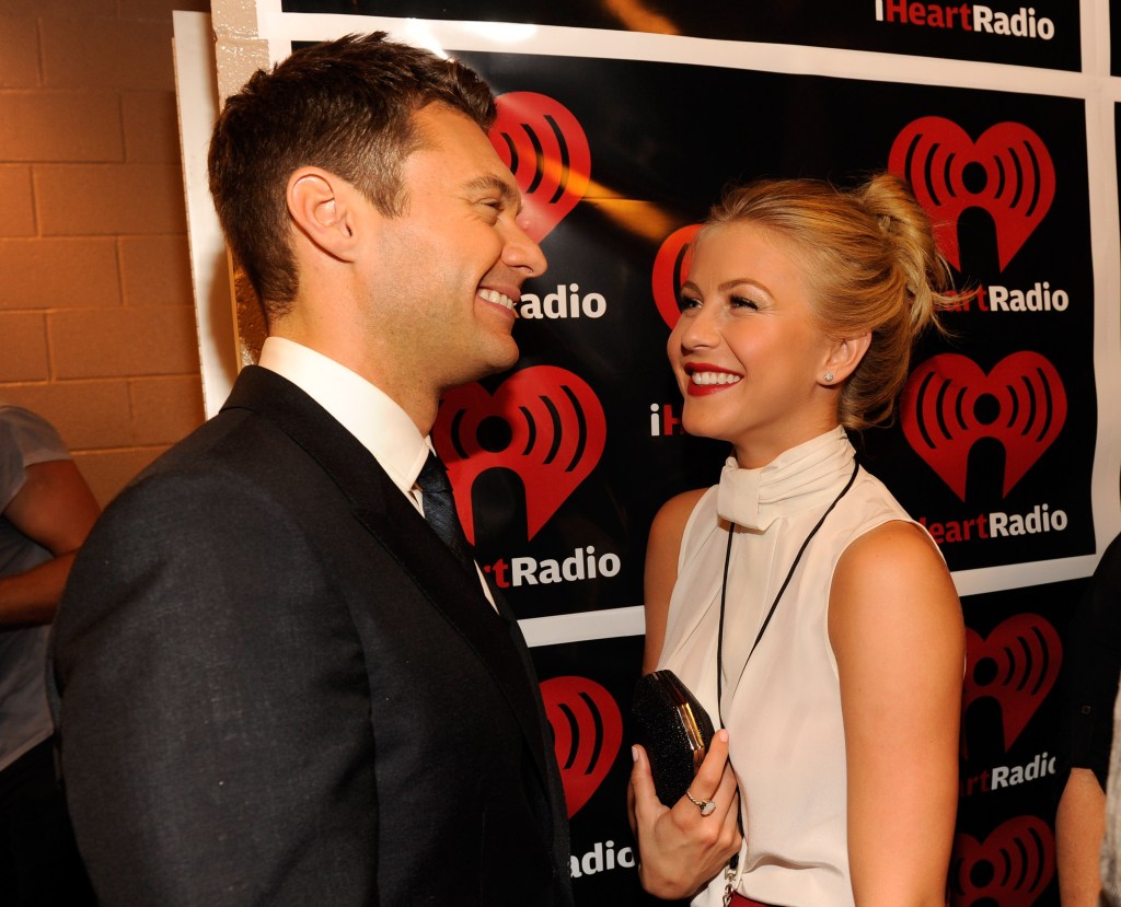 LAS VEGAS, NV – 23 DE SEPTIEMBRE: (PLICADO EXCLUSIVO) Ryan Seacrest y Julianne Hough posan detrás del escenario en el iHeartRadio Music Festival celebrado en el MGM Grand Garden Arena el 23 de septiembre de 2011 en Las Vegas, Nevada. (Foto de Kevin Mazur/WireImage)