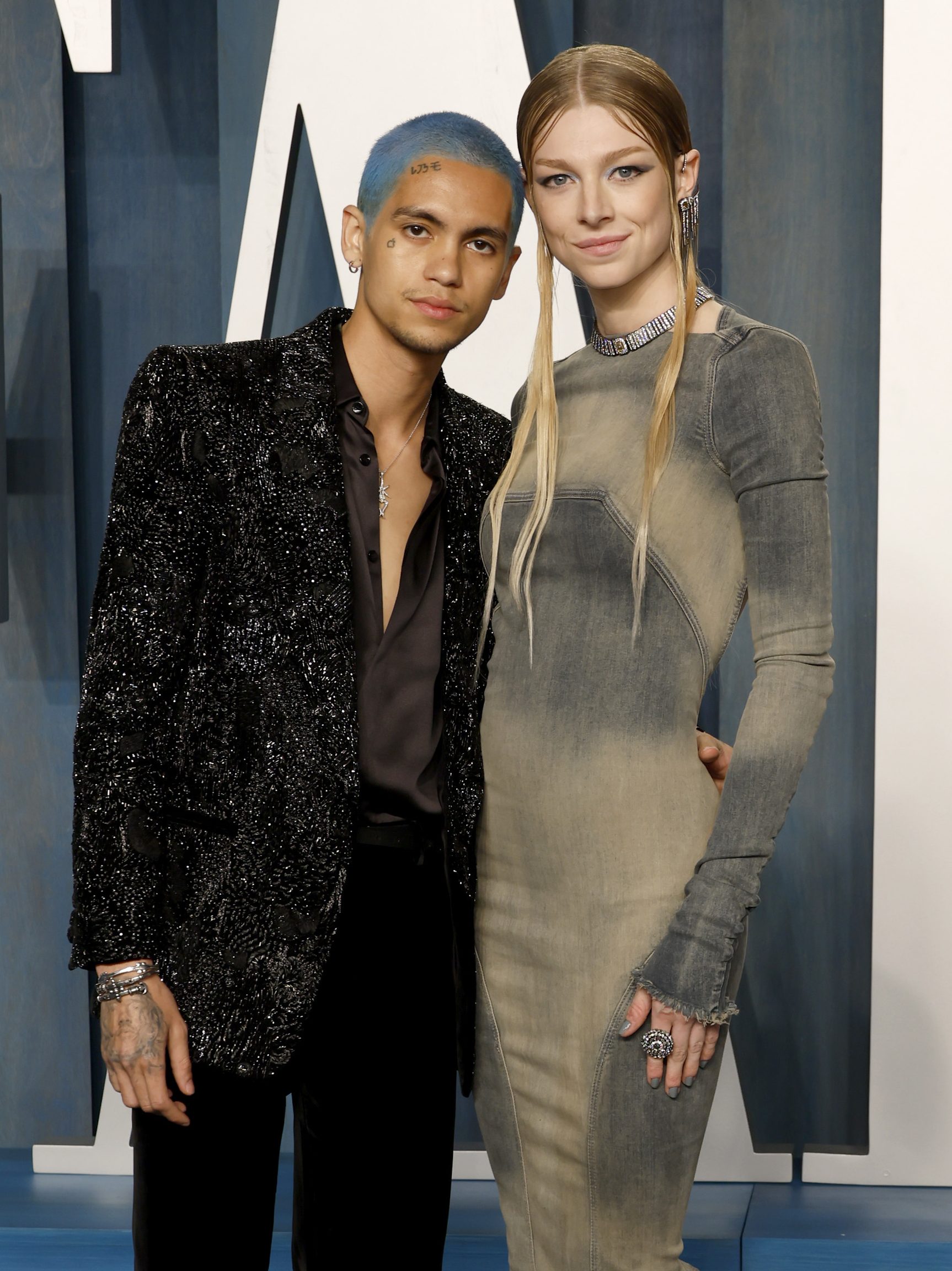 BEVERLY HILLS, CALIFORNIA - MARCH 27: (L-R) Dominic Fike and Hunter Schafer attend the 2022 Vanity Fair Oscar Party hosted by Radhika Jones at Wallis Annenberg Center for the Performing Arts on March 27, 2022 in Beverly Hills, California. (Photo by Frazer Harrison/Getty Images)