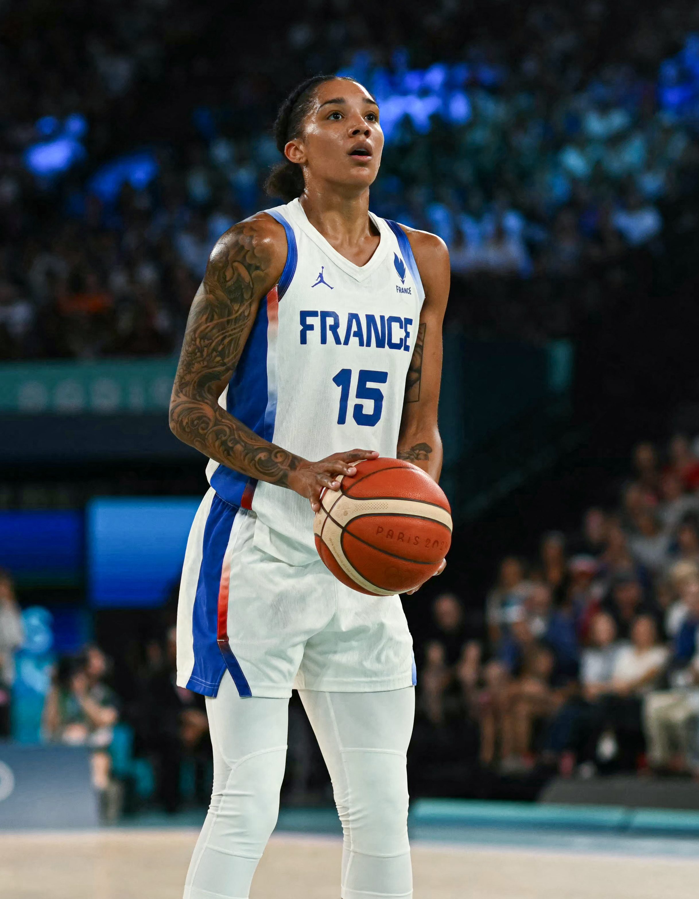 France's #15 Gabby Williams prepares to take a free throw