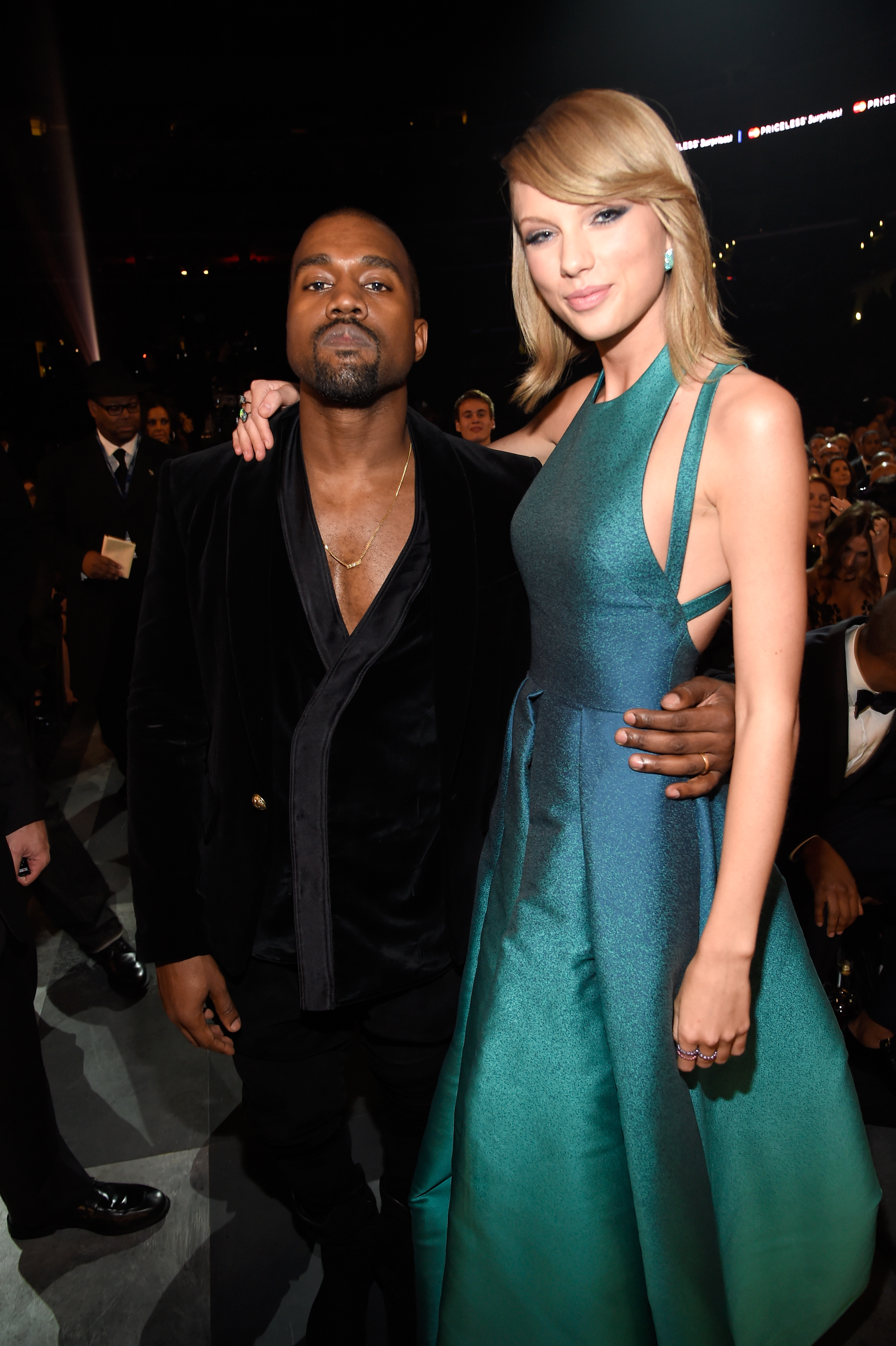 LOS ANGELES, CA - FEBRUARI 08: Kanye West en Taylor Swift wonen de 57e jaarlijkse GRAMMY Awards bij in STAPLES Center op 8 februari 2015 in Los Angeles, Californië. (Foto door Kevin Mazur/WireImage)