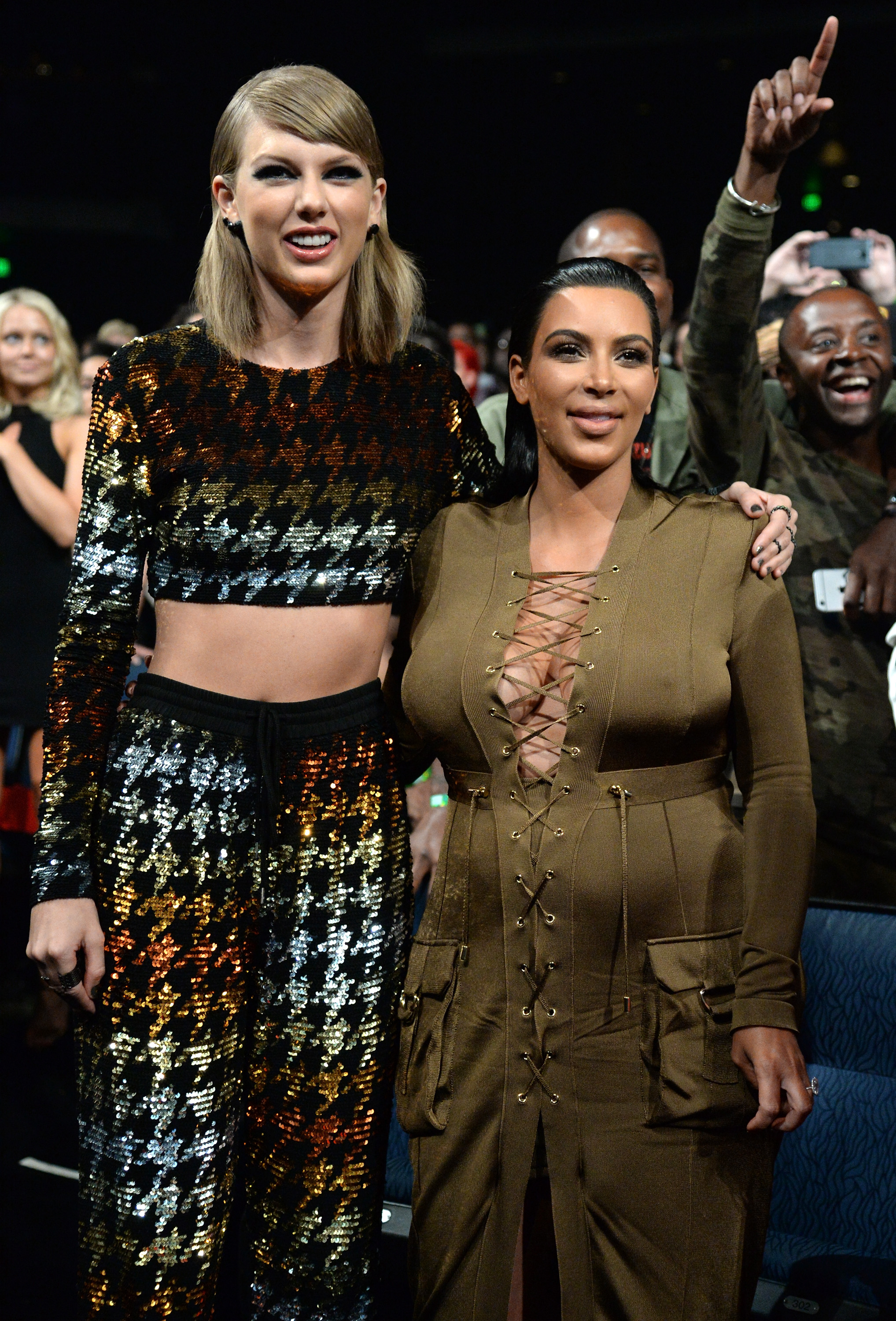 LOS ANGELES, CA - 30 AUGUSTUS: Taylor Swift en Kim Kardashian West wonen de MTV Video Music Awards 2015 bij in Microsoft Theater op 30 augustus 2015 in Los Angeles, Californië. (Foto door Kevin Mazur/MTV1415/WireImage)
