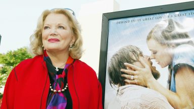 Gena Rowlands arrives at the premiere of "The Notebook"