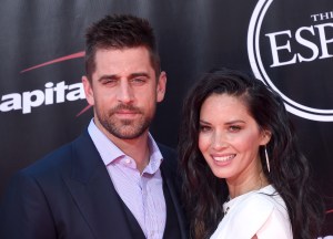 LOS ÁNGELES, CA - 13 DE JULIO: La actriz Olivia Munn y el jugador de la NFL Aaron Rodgers llegan al ESPYS 2016 en Microsoft Theatre el 13 de julio de 2016 en Los Ángeles, California. (Foto de Gregg DeGuire/WireImage)