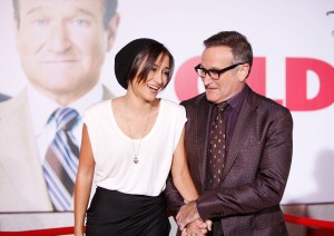 HOLLYWOOD - 09 DE NOVIEMBRE: Zelda Williams (izquierda) y Robin Williams llegan al estreno de Los Ángeles "perro viejo" celebrada en el Teatro El Capitán el 9 de noviembre de 2009 en Hollywood, California. (Foto de Michael Tran/FilmMagic)