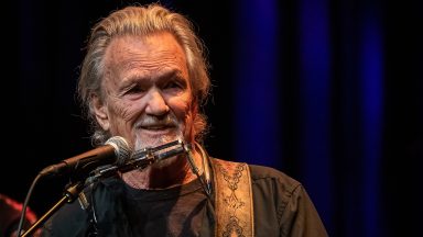 DRAMMEN, NORWEGIA – 02 CZERWCA: Kris Kristofferson występuje w Drammen Teater 2 czerwca 2019 r. w Drammen w Norwegii. (Zdjęcie: Per Ole Hagen/Redferns)