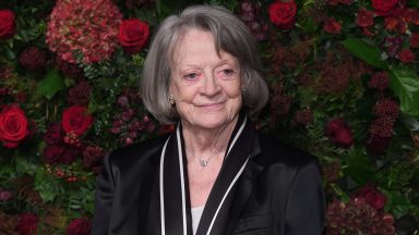 LONDYN, ANGLIA - 24 LISTOPADA: Dame Maggie Smith uczestniczy w 65. gali wręczenia nagród Evening Standard Theatre Awards w London Coliseum 24 listopada 2019 r. w Londynie, Anglia. (Zdjęcie: Karwai Tang/WireImage)