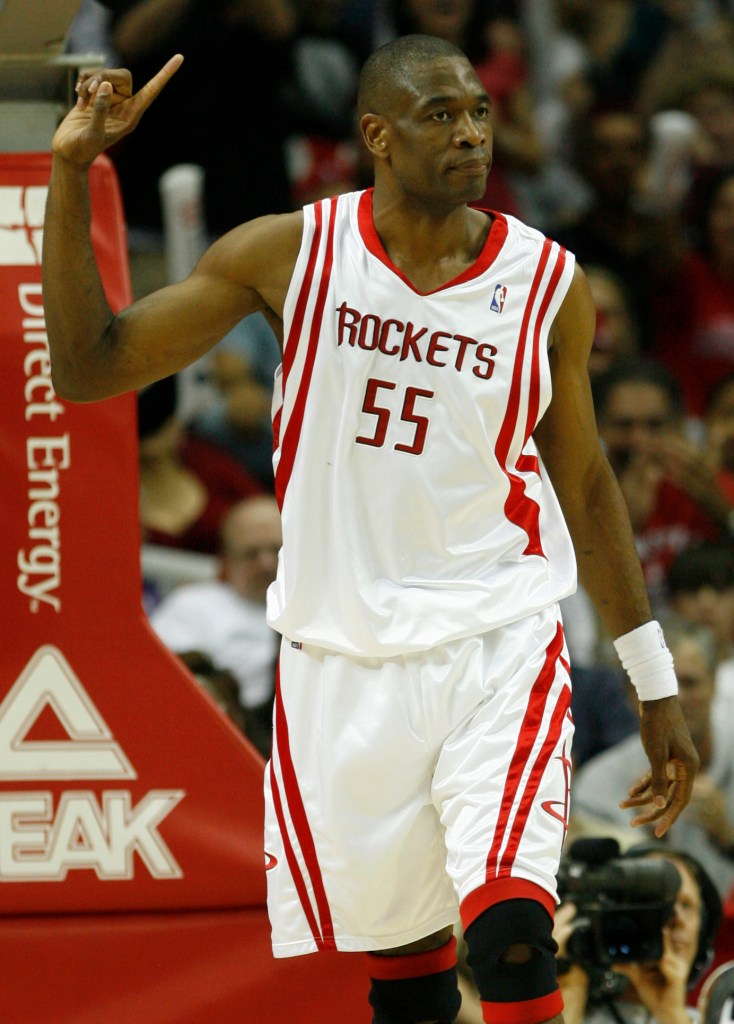 Dikembe Mutombo mueve el dedo después de bloquear un tiro de Shaquille O'Neal de los Phoenix Suns durante el último cuarto de un partido de baloncesto de la NBA en el Toyota Center el viernes 11 de abril de 2008 en Houston. Los Rockets vencieron a los Suns 101-90. (Brett Coomer/Chronicle) (Foto de Brett Coomer/Houston Chronicle vía Getty Images)