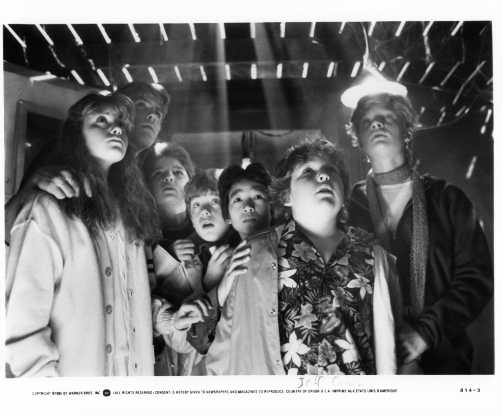 Kerri Green, Josh Brolin, Corey Feldman, Sean Astin, Ke Huy Quan, Jeff Cohan y Martha Plimpton en una escena de la película 'Goonies', 1985. 