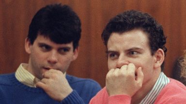 Erik Menendez (C) and his brother Lyle (L) are pictured, on August 12, 1991 in Beverly Hills. They are accused of killing their parents, Jose and Mary Louise Menendez of Beverly Hills, Calif. AFP PHOTO MIKE NELSON (Photo by MIKE NELSON / AFP) (Photo by MIKE NELSON/AFP via Getty Images)