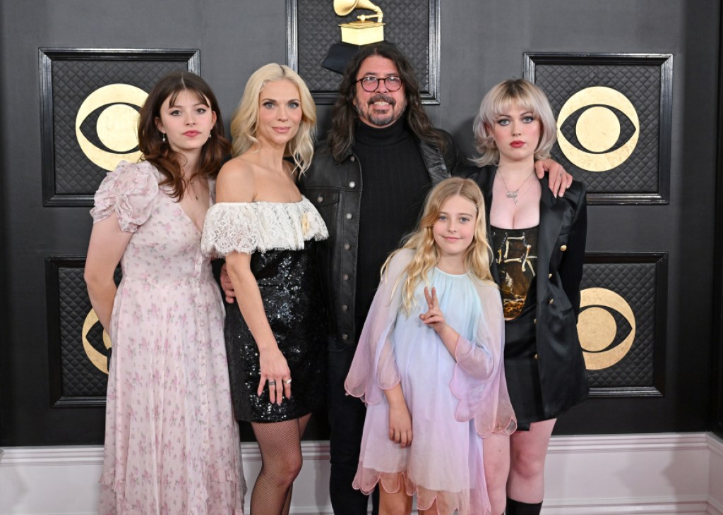 LOS ANGELES, KALIFORNIEN – 5. FEBRUAR: (NUR FÜR REDAKTIONELLE VERWENDUNG) (LR) Harper Grohl, Jordyn Blum, Dave Grohl, Ophelia Grohl und Violet Grohl nehmen an den 65. GRAMMY Awards in der Crypto.com Arena am 5. Februar 2023 in Los Angeles, Kalifornien, teil. (Foto von Axelle/Bauer-Griffin/FilmMagic)