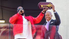 NEW YORK, NEW YORK - SEPTEMBER 15: SEPTEMBER 15: Sean "Diddy" Combs (L) is seen receiving the Key to the City from Mayor Eric Adams  in Times Square on September September 15, 2023 in New York City. (Photo by Raymond Hall/GC Images )