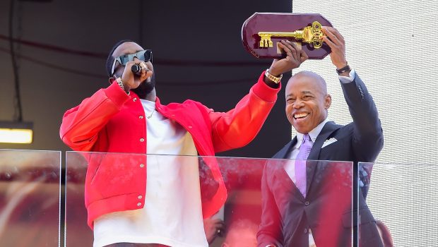 NEW YORK, NEW YORK - SEPTEMBER 15: SEPTEMBER 15: Sean "Diddy" Combs (L) is seen receiving the Key to the City from Mayor Eric Adams  in Times Square on September September 15, 2023 in New York City. (Photo by Raymond Hall/GC Images )