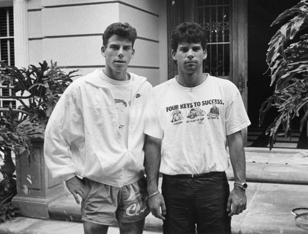 Erik Menendez (links) und sein Bruder Lyle vor ihrem Haus in Beverly Hills. Sie sind Hauptverdächtige im Mordfall ihrer Eltern.