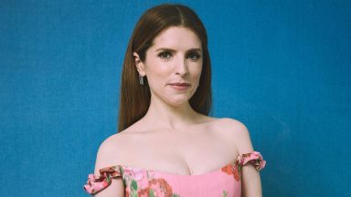 SANTA MONICA, KALIFORNIA - 25 LUTEGO: Anna Kendrick pozuje w IMDb Portrait Studio podczas gali Independent Spirit Awards 2024, 25 lutego 2024 r. w Santa Monica w Kalifornii. (Zdjęcie: Emma McIntyre/Getty Images dla IMDb)