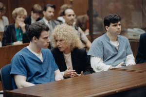 Juicio de los hermanos Menéndez en Los Ángeles. De izquierda a derecha: Erik Menéndez con su abogado Leslie Abramson y su hermano Lyle Menéndez. Los Ángeles, 9 de marzo de 1994. (Fotografía de Ted Soqui/Sygma vía Getty Images)