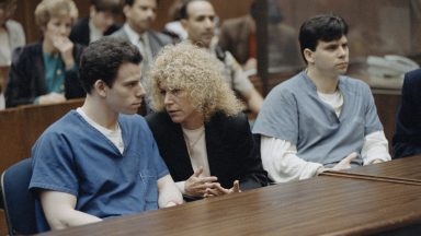 Proces braci Menendez w Los Angeles - Od lewej do prawej: Erik Menendez ze swoim adwokatem: Leslie Abramson i jego bratem Lyle'em Menendezem. Los Angeles, 9 marca 1994 r. (Zdjęcie: Ted Soqui/Sygma via Getty Images)