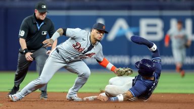 Javier Báez #28 z Detroit Tigers atakuje Harolda Ramíreza #43 z Tampa Bay Rays podczas próby kradzieży drugiej bazy, podczas gdy sędzia Sean Barber #29 przygląda się w szóstej rundzie meczu baseballowego na Tropicana Field 23 kwietnia 2024 r. w St. Petersburg na Florydzie. (Zdjęcie: Mike Carlson/Getty Images)