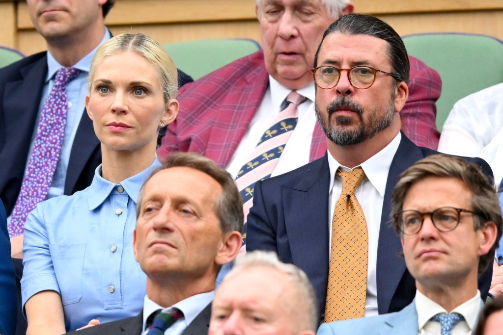 LONDON, ENGLAND – 2. JULI: Jordyn Blum und Dave Grohl nehmen am zweiten Tag der Wimbledon Tennis Championships im All England Lawn Tennis and Croquet Club am 2. Juli 2024 in London, England, teil. (Foto von Karwai Tang/WireImage)